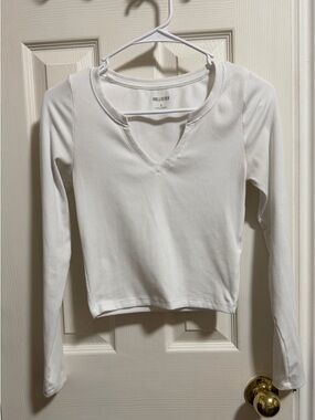 Hollister White Ribbed Long Sleeve V‑Notch Cropped Tee